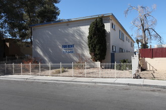 3821 Royal Crest St in Las Vegas, NV - Building Photo - Building Photo