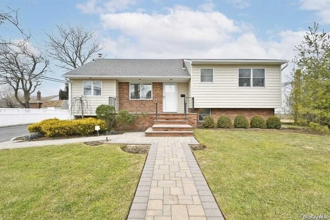 6 Patricia St in Plainview, NY - Building Photo - Building Photo