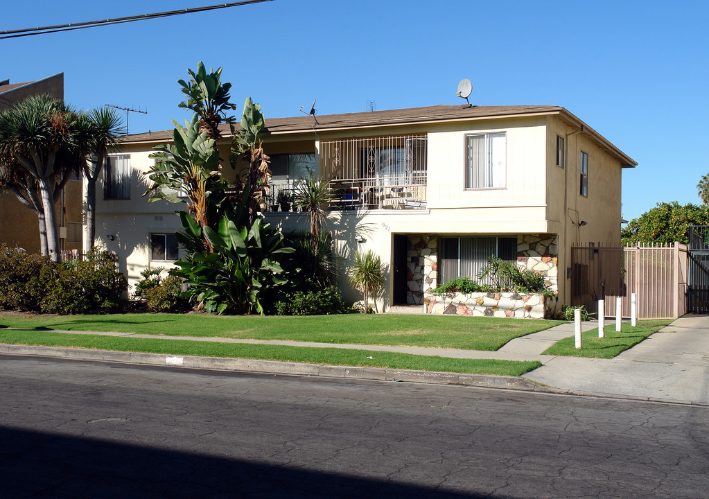 921 N Inglewood Ave in Inglewood, CA - Building Photo