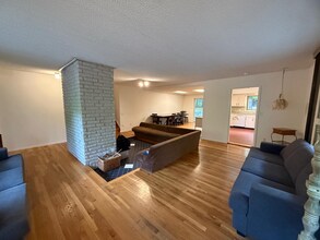 86 Hillside Dr E in Sag Harbor, NY - Foto de edificio - Building Photo