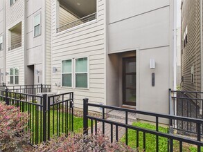 2711 Clinton Dr in Houston, TX - Building Photo - Building Photo