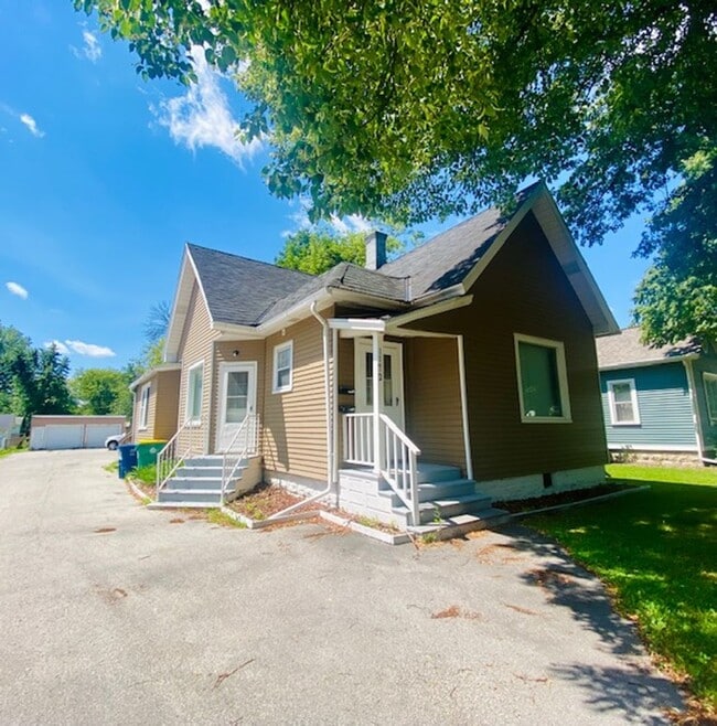 property at 1172 E Walnut St