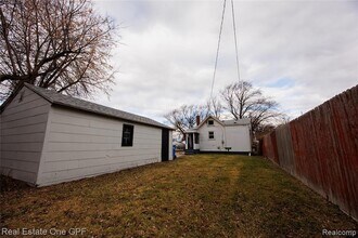 8242 Maxwell Ave in Warren, MI - Foto de edificio - Building Photo