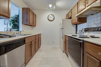 971 Bloomfield Ave-Unit -12 in Glen Ridge, NJ - Building Photo - Building Photo