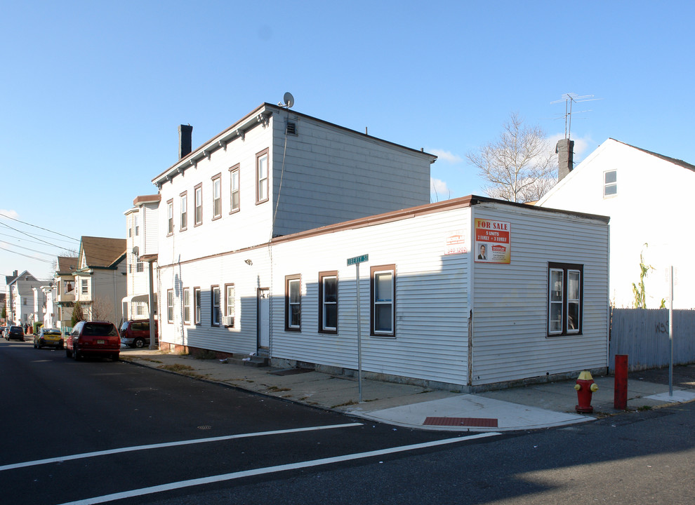 211 Liberty St in Paterson, NJ - Building Photo