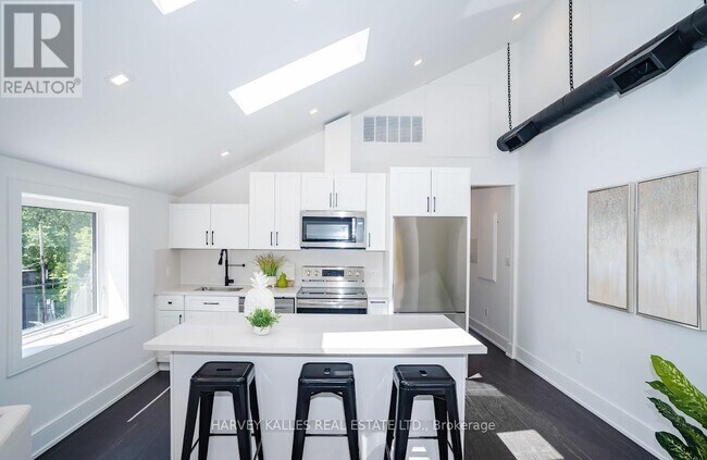 200 Munro St in Toronto, ON - Building Photo - Building Photo