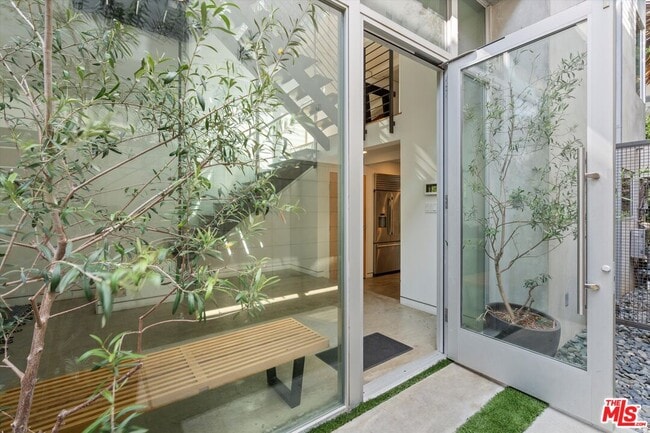 720 Brooks Ave in Los Angeles, CA - Building Photo - Building Photo