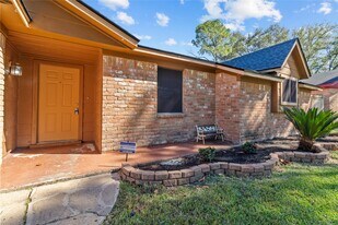2202 Colonial Ct N in League City, TX - Building Photo