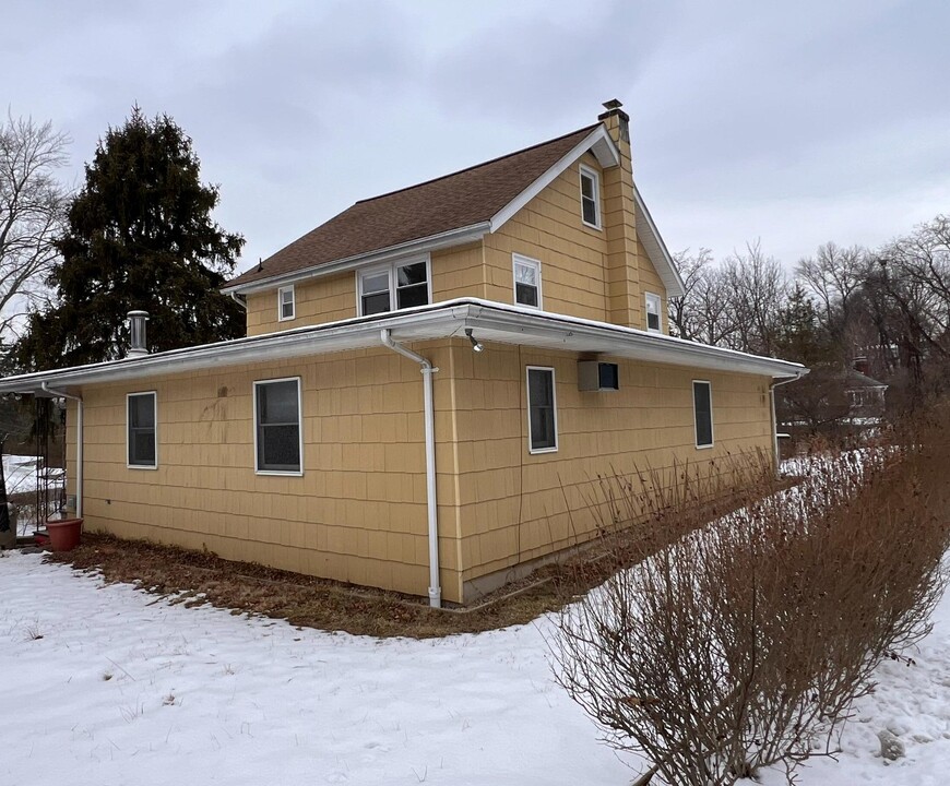 2 Crugers Ave in Croton-on-Hudson, NY - Foto de edificio