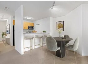 728 N Dearborn St in Chicago, IL - Building Photo