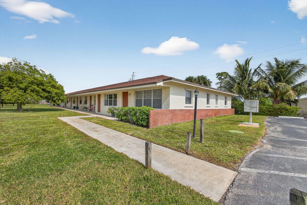 8585 SE Church St in Hobe Sound, FL - Building Photo