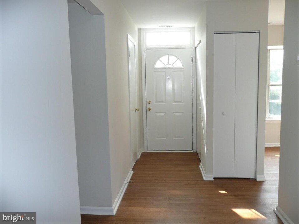 13756 Flowing Brook Ct in Chantilly, VA - Building Photo