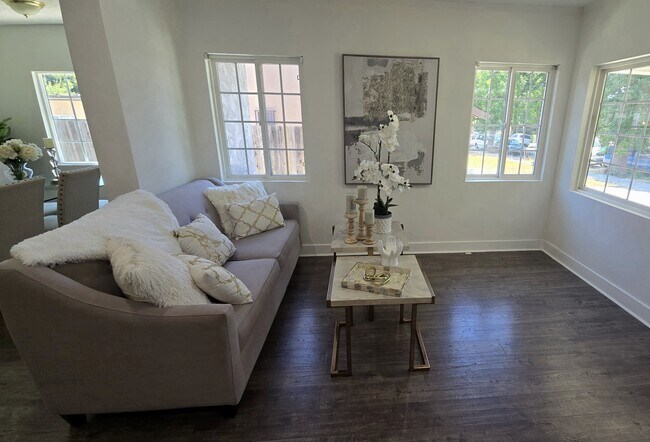 1552 Hazelwood Ave, Unit Main house in Los Angeles, CA - Building Photo - Building Photo