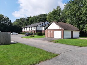 Creekwood Apartments in Farmington, NY - Foto de edificio - Building Photo