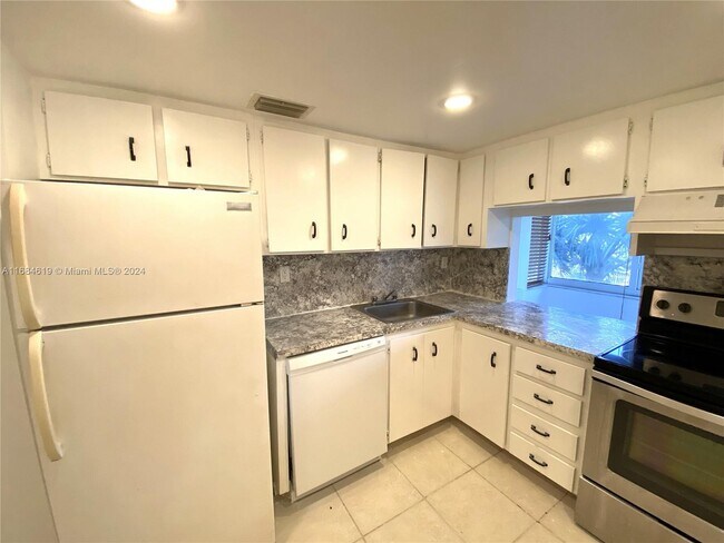 250 180th Dr in Sunny Isles Beach, FL - Building Photo - Building Photo
