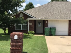 227 Bluebonnet St in Stephenville, TX - Building Photo