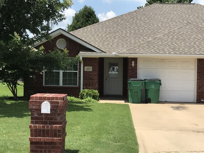 227 Bluebonnet St