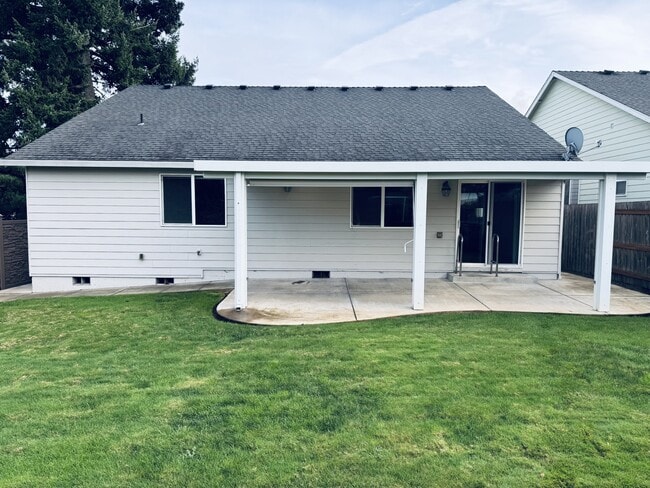 211 Iowa St in Silverton, OR - Building Photo - Building Photo