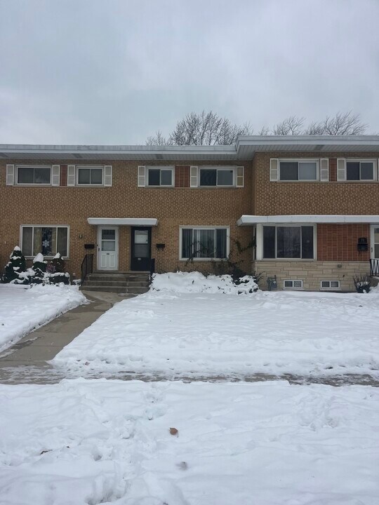 68 N Albert St in Mount Prospect, IL - Building Photo