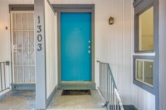 1303 E St Johns Ave in Austin, TX - Building Photo - Building Photo