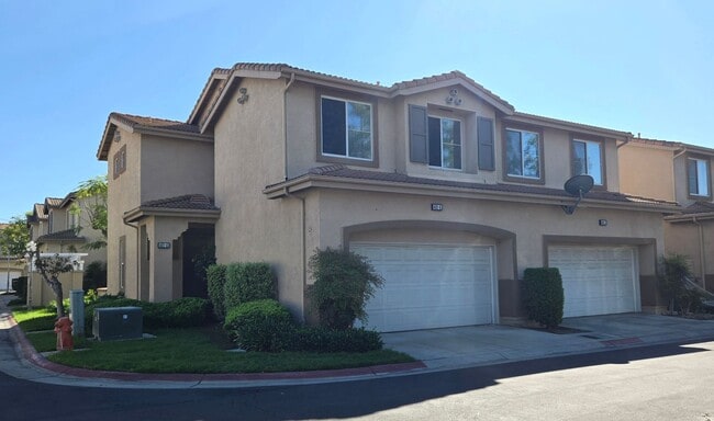 401 N Cotswolds Ln in Orange, CA - Foto de edificio - Building Photo