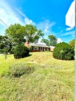 2400 Forest Dr in Waynesboro, VA - Building Photo