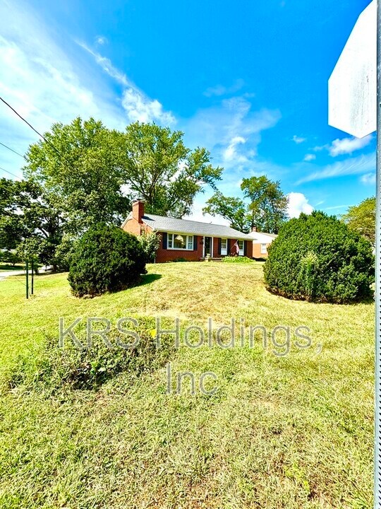 2400 Forest Dr in Waynesboro, VA - Foto de edificio