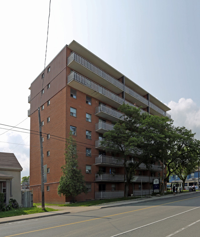 Dundurn Court in Hamilton, ON - Building Photo - Building Photo