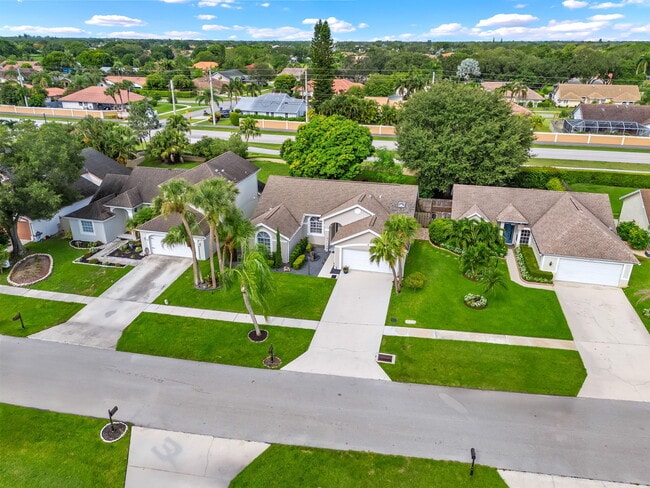 13008 Meadowbreeze Dr in Wellington, FL - Building Photo - Building Photo