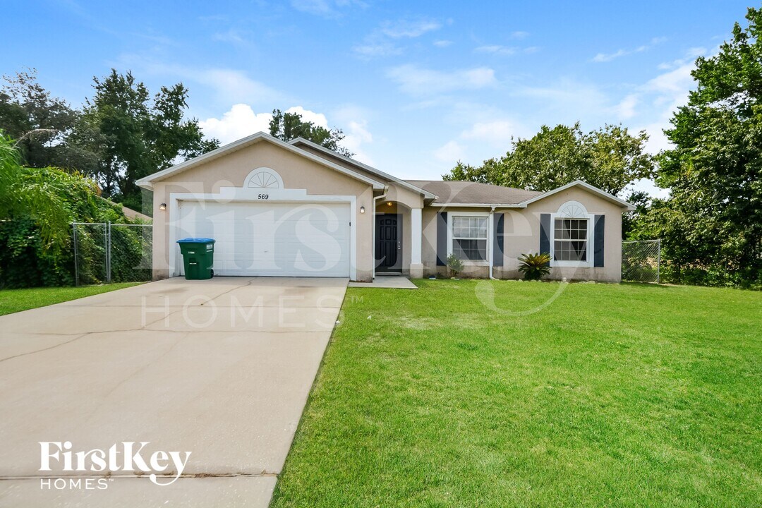 569 N Apache Cir in Deltona, FL - Foto de edificio