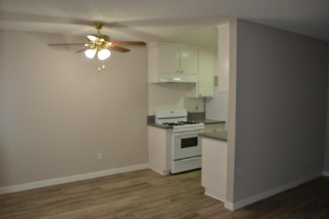 Hermitage apartments in Valley Village, CA - Foto de edificio - Building Photo