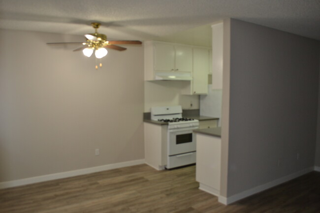 Hermitage apartments in Valley Village, CA - Building Photo - Building Photo