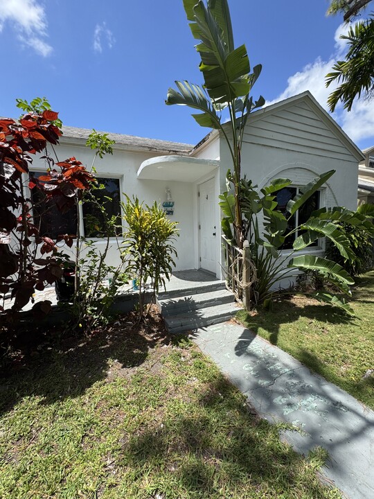 1035 NW 47th St in Miami, FL - Building Photo