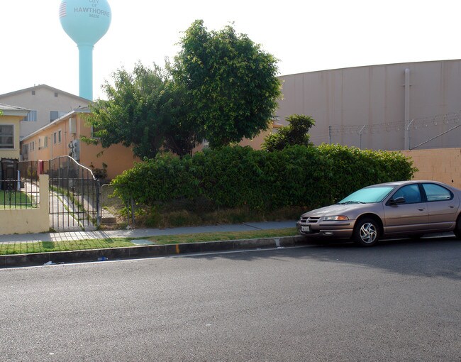 12542 Eucalyptus Ave in Hawthorne, CA - Foto de edificio - Building Photo