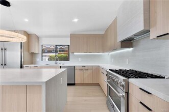 17072 Oak View Dr in Los Angeles, CA - Building Photo - Building Photo