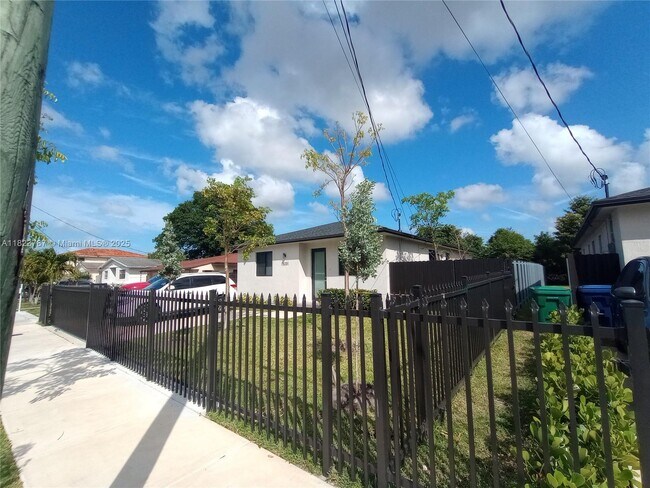 15221 Railroad Dr in Miami Gardens, FL - Building Photo - Building Photo
