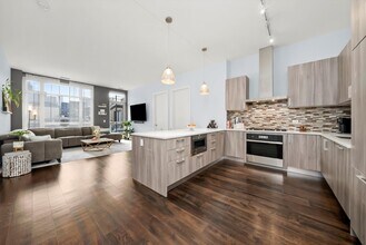 367 W Locust St in Chicago, IL - Building Photo - Building Photo