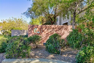 905 Domnus Ln in Las Vegas, NV - Building Photo