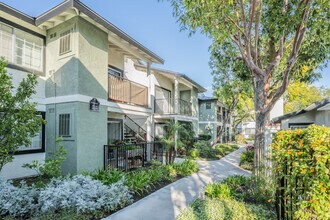 Vintage Apartments For Senior 55+ in Anaheim, CA - Foto de edificio - Building Photo