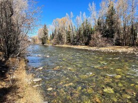 930 Blue River Pkwy in Silverthorne, CO - Building Photo