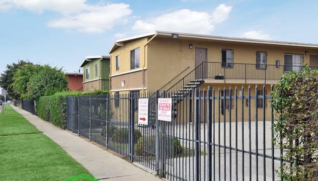 Santa Fe Apartments in Compton, CA - Foto de edificio - Building Photo