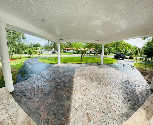 7695 SW 142nd St in Palmetto Bay, FL - Foto de edificio - Building Photo