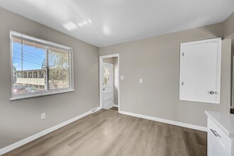 5565 S Delaware St in Littleton, CO - Building Photo - Building Photo