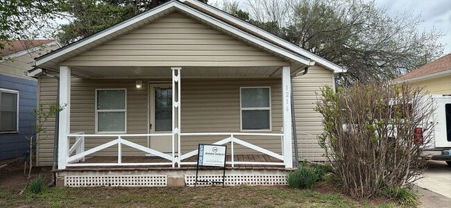 property at 1216 W James Ave