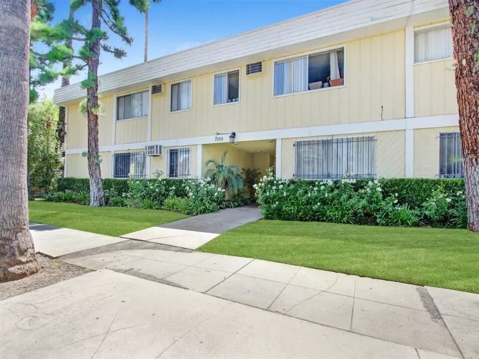 7055 Alabama Ave in Canoga Park, CA - Foto de edificio