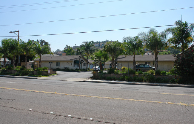 1163 E Washington Ave in El Cajon, CA - Foto de edificio - Building Photo