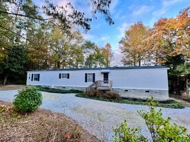 675 Hawthorne Dr in Bracey, VA - Building Photo