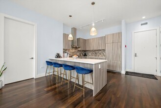 367 W Locust St in Chicago, IL - Foto de edificio - Building Photo