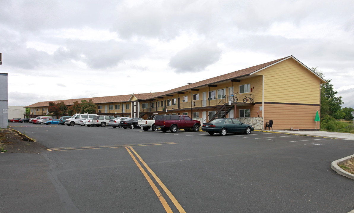 Royal Manor Apartments in Beaverton, OR - Building Photo