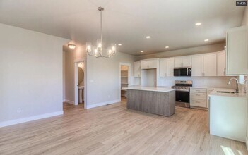 301 N 90th Ave in Yakima, WA - Building Photo - Building Photo